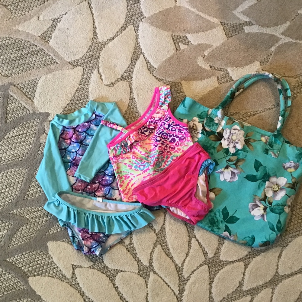 Set of 2 girls swimsuits with bag